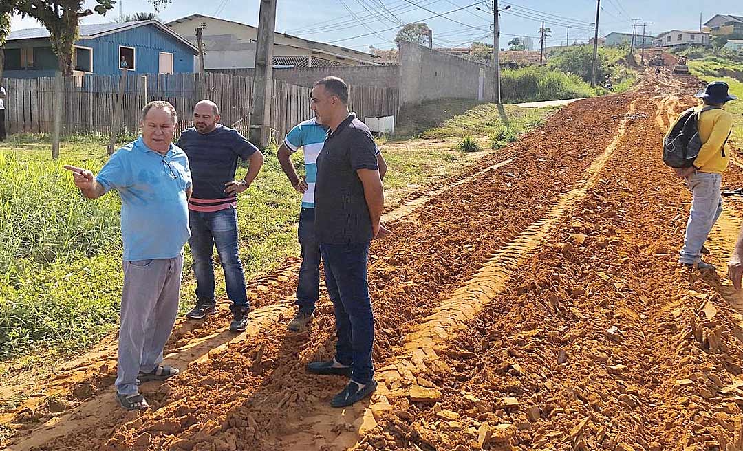 Ilderlei Cordeiro vistoria obras de pavimentação e conversa com população