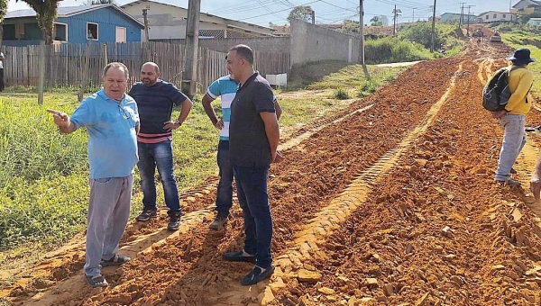 Ilderlei Cordeiro vistoria obras de pavimentação e conversa com população