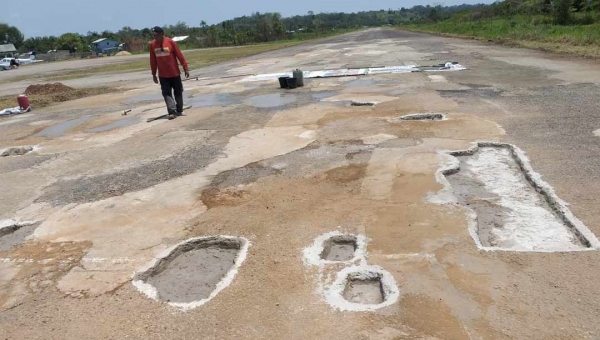 Pista de pouso do Jordão recebe serviço de tapa-buracos do Deracre