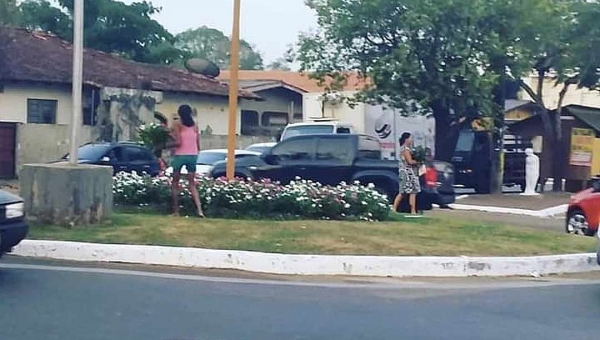 Socorro Neri reclama de roubo de flores dos espaços públicos de Rio Branco: "Que coisa feia!"