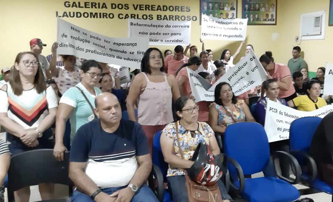 Educadores de Brasileia pressionam vereadores para não aprovar PCCS enviado por Fernanda Hassem