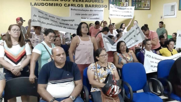 Educadores de Brasileia pressionam vereadores para não aprovar PCCS enviado por Fernanda Hassem