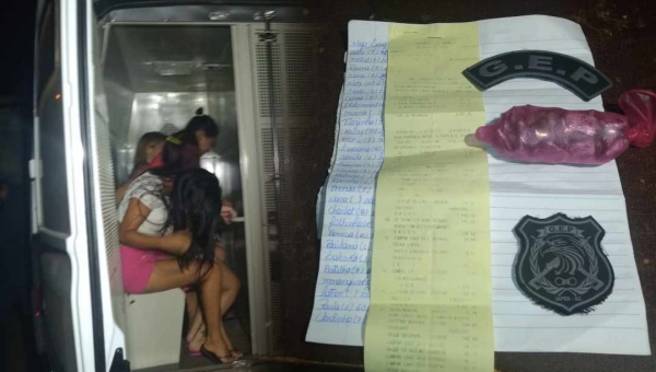 Em revista no pavilhão do presídio feminino agentes penitenciários apreendem droga 