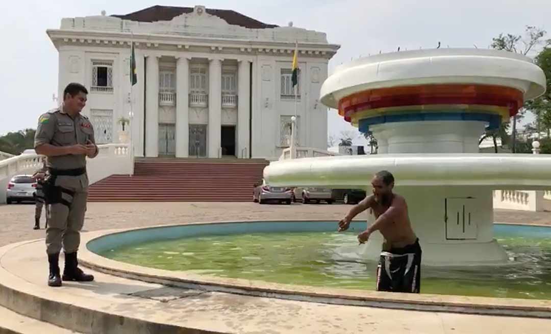 "Não é qualquer um que tem esse privilégio. Eu tenho que agradecer esse governador", diz banhista da fonte 