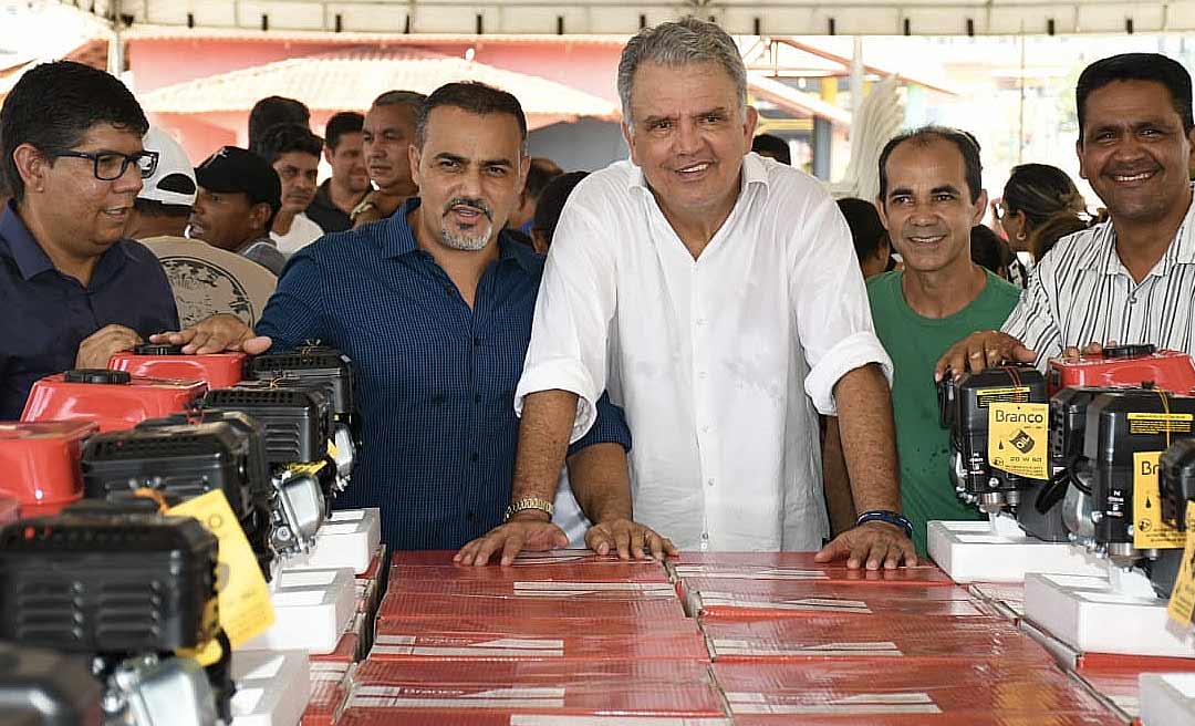 Ilderlei Cordeiro e Sérgio Petecão entregam mais de R$ 500 mil em equipamentos para agricultores