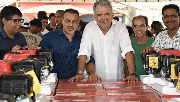 Ilderlei Cordeiro e Sérgio Petecão entregam mais de R$ 500 mil em equipamentos para agricultores