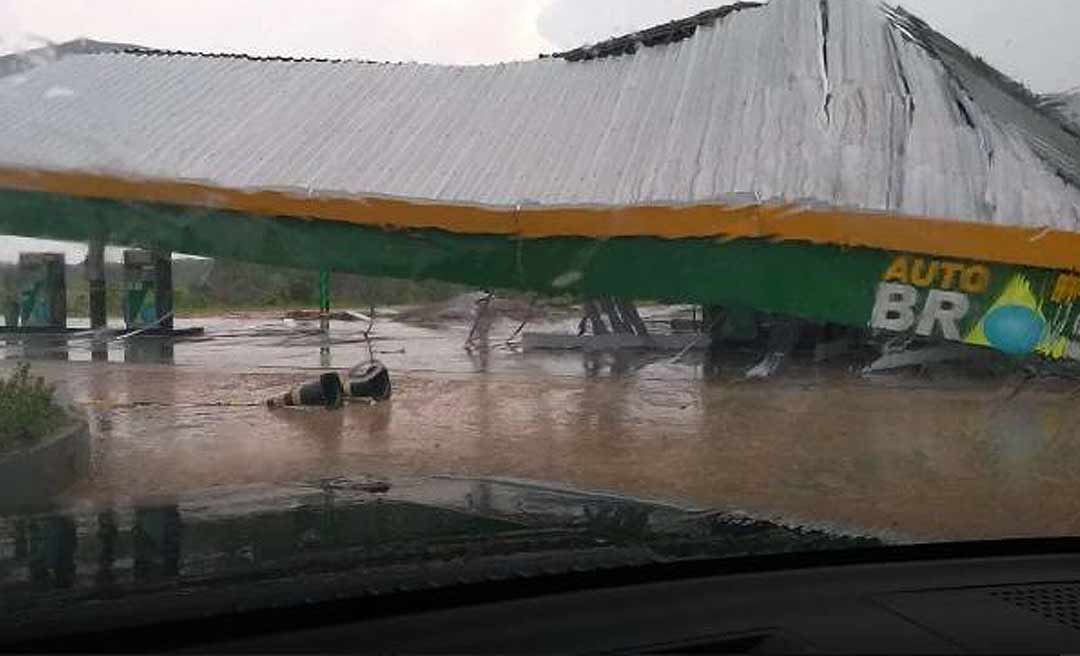 Posto de gasolina desaba durante forte chuva no município de Guajará 