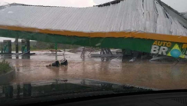 Posto de gasolina desaba durante forte chuva no município de Guajará 