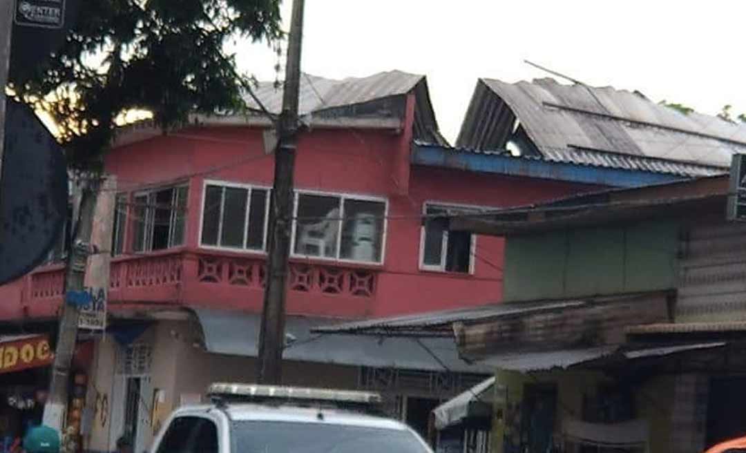 Temporal derruba árvores e causa destelhamentos de casas no município de Feijó