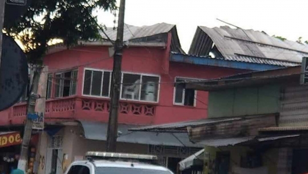 Temporal derruba árvores e causa destelhamentos de casas no município de Feijó