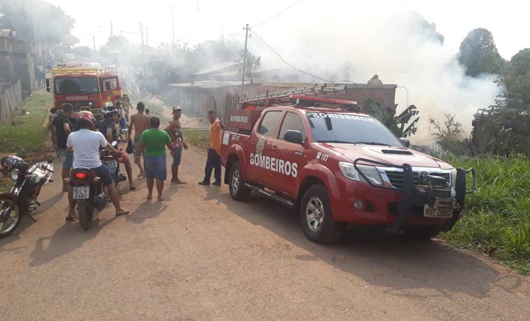 Casa é destruída pelo fogo no Jorge Lavocart; "Perdi tudo, tudo. Fiquei descalça", diz proprietária