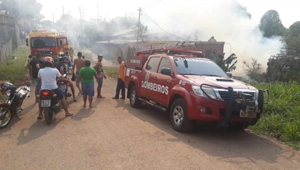 Casa é destruída pelo fogo no Jorge Lavocart; "Perdi tudo, tudo. Fiquei descalça", diz proprietária