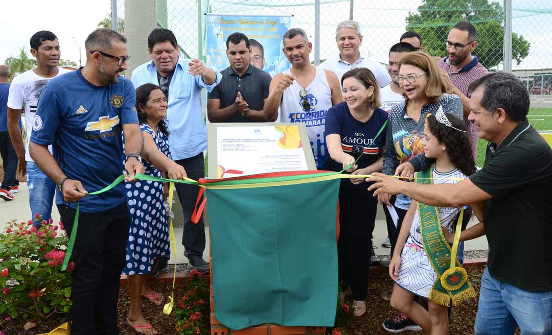 Prefeita Socorro Neri entrega quadra de grama sintética no bairro Cidade Nova