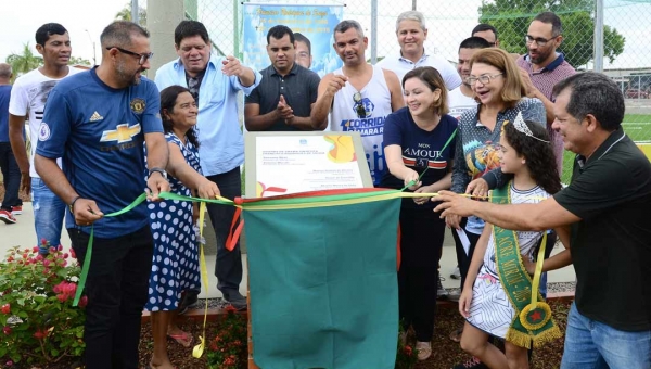 Prefeita Socorro Neri entrega quadra de grama sintética no bairro Cidade Nova