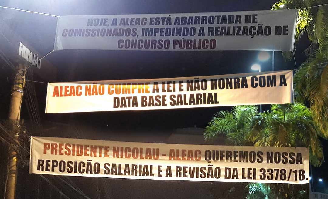 Faixas de servidores protestam contra a presidência da Aleac: "Queremos reposição salarial e concursos"