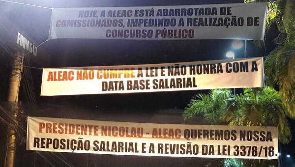 Faixas de servidores protestam contra a presidência da Aleac: "Queremos reposição salarial e concursos"