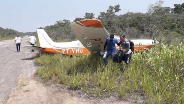 Aeronave quebra trem de pouso ao bater em buraco e sai da pista em Marechal Thaumaturgo