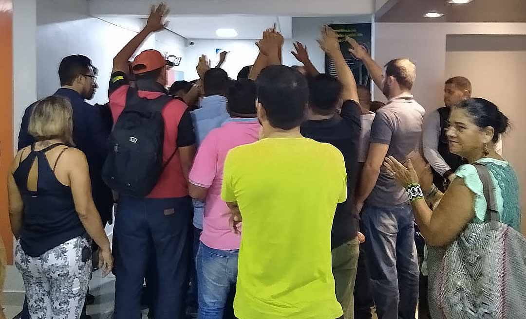 Contra aumentos abusivos, manifestantes protestam na sede da Energisa em Rio Branco