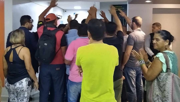 Contra aumentos abusivos, manifestantes protestam na sede da Energisa em Rio Branco