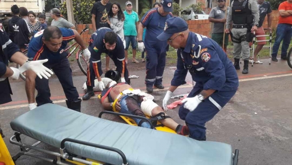 Motociclista fica com perna dilacerada após colidir com carreta na AC-40