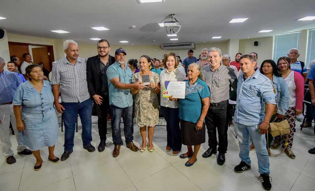 Prefeita Socorro Neri recebe produtores rurais para um café e apresentação do troféu do Prêmio Cidades Sustentáveis