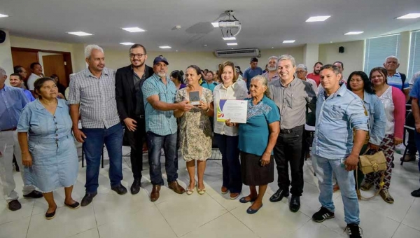 Prefeita Socorro Neri recebe produtores rurais para um café e apresentação do troféu do Prêmio Cidades Sustentáveis