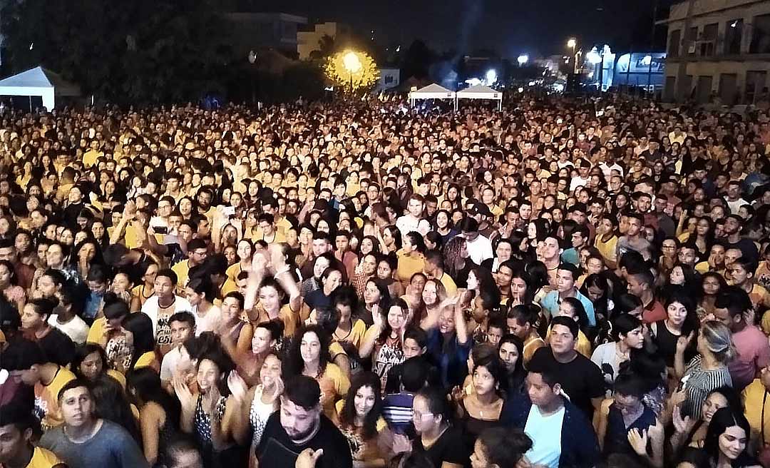 Multidão participa da Marcha Para Jesus em Cruzeiro do Sul; prefeito diz que evento "quebra potestades"