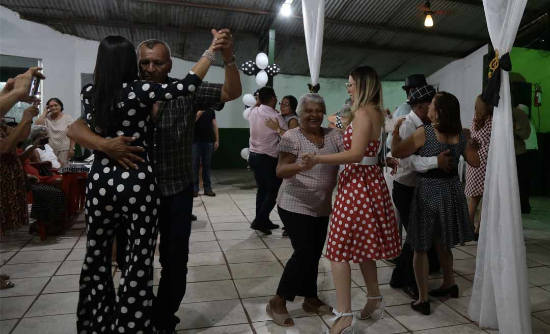 Prefeita Socorro Neri prestigia 1º Baile dos Anos 60 dos Idosos do Barral y Barral