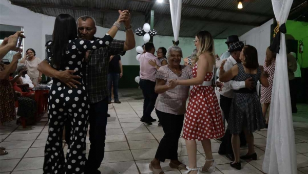 Prefeita Socorro Neri prestigia 1º Baile dos Anos 60 dos Idosos do Barral y Barral