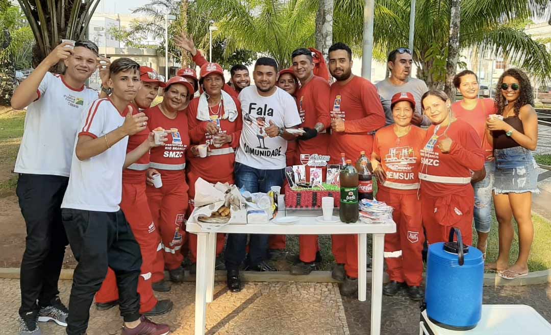 Proibido de comemorar aniversário no cemitério, Coveiro festeja na praça com garis e estudantes