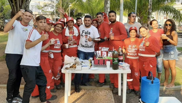 Proibido de comemorar aniversário no cemitério, Coveiro festeja na praça com garis e estudantes