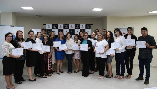 Prefeita Socorro Neri entrega certificados de conclusão de Curso de Oratória a servidores municipais