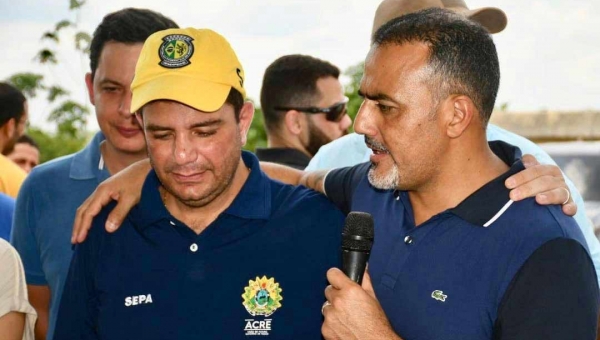 Ilderlei Cordeiro e Gladson Cameli entregam material de construção às vítimas do temporal