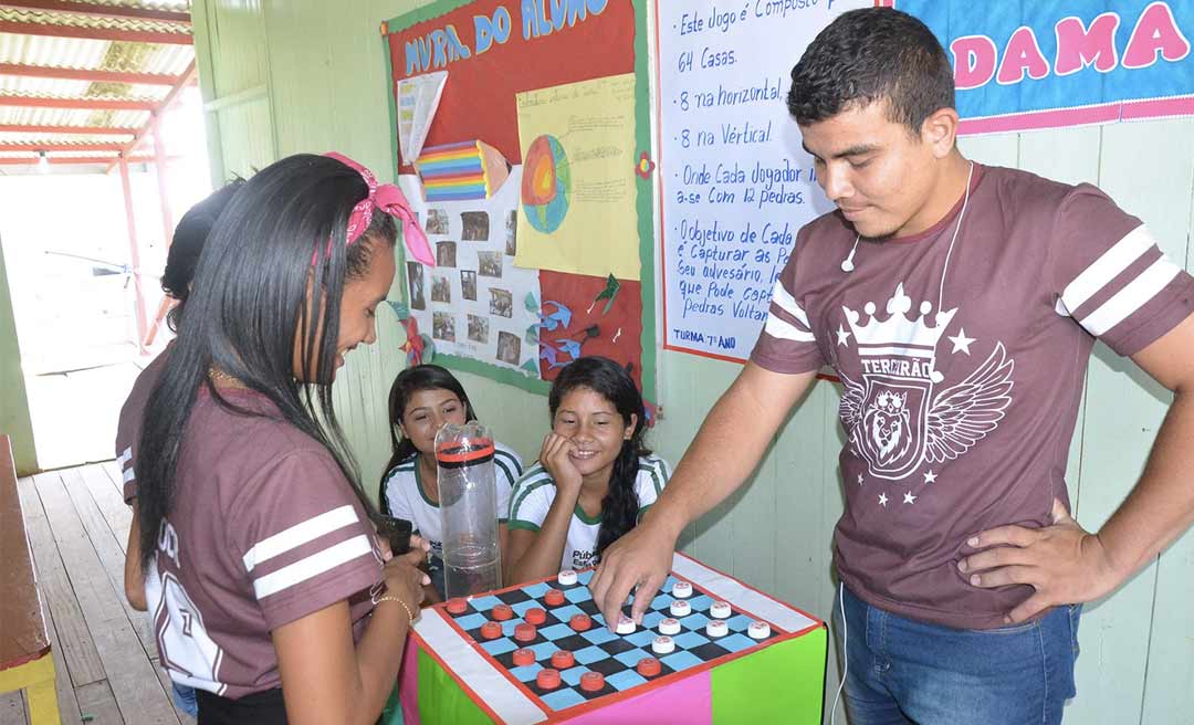 Professor de escola rural desenvolve método de ensino da matemática aos alunos