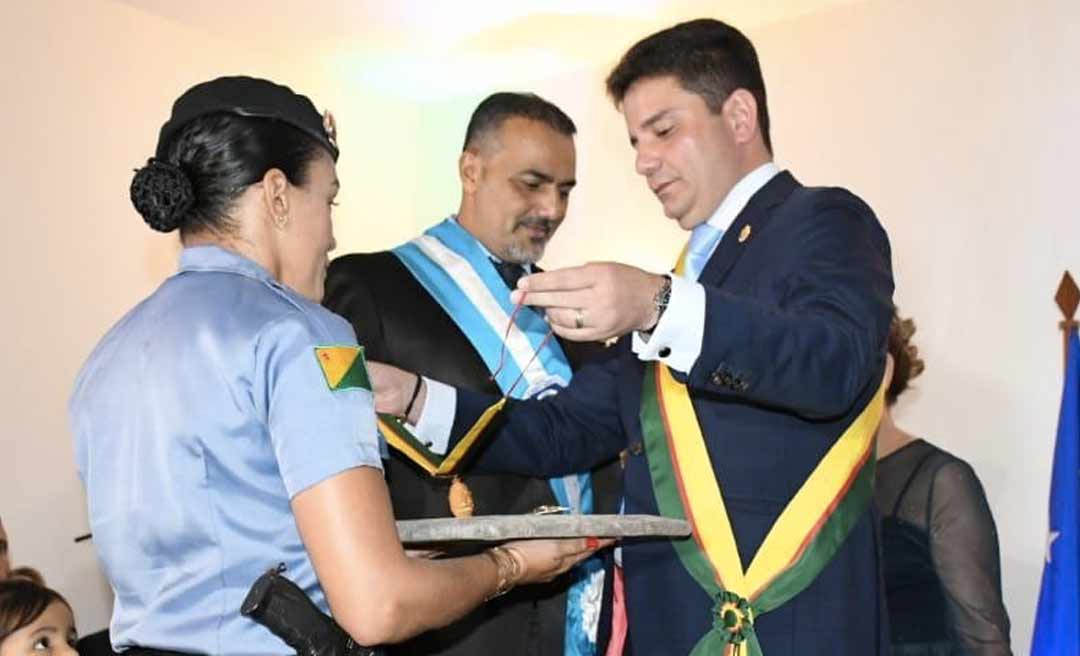 Prefeito Ilderlei Cordeiro é condecorado com a Ordem da Estrela do Acre