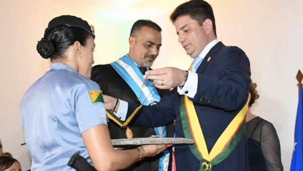 Prefeito Ilderlei Cordeiro é condecorado com a Ordem da Estrela do Acre