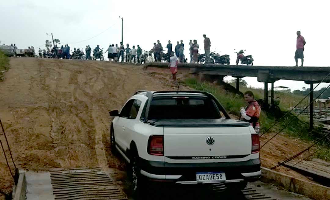 Lama dificulta travessia em balsa entre Cruzeiro do Sul e Rodrigues Alves