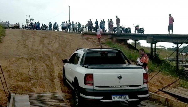 Lama dificulta travessia em balsa entre Cruzeiro do Sul e Rodrigues Alves