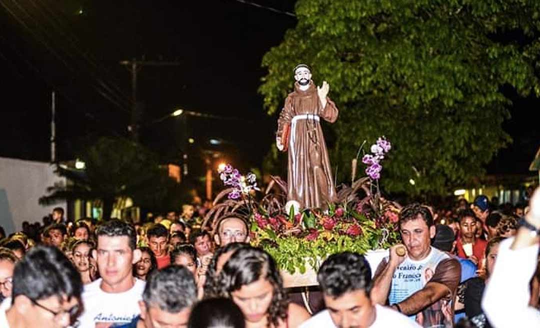 Milhares caminham na procissão de São Francisco em Tarauacá em último dia de novenário