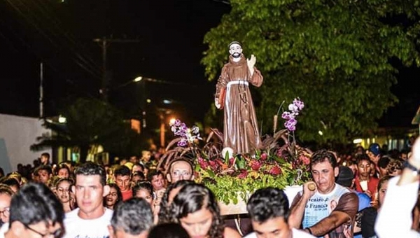 Milhares caminham na procissão de São Francisco em Tarauacá em último dia de novenário