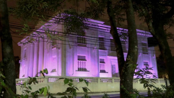 Palácio Rio Branco recebe iluminação especial em alusão ao Outubro Rosa