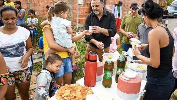 Ilderlei Cordeiro assina ordem de serviço para obras de infraestrutura na Floresta e no Formoso