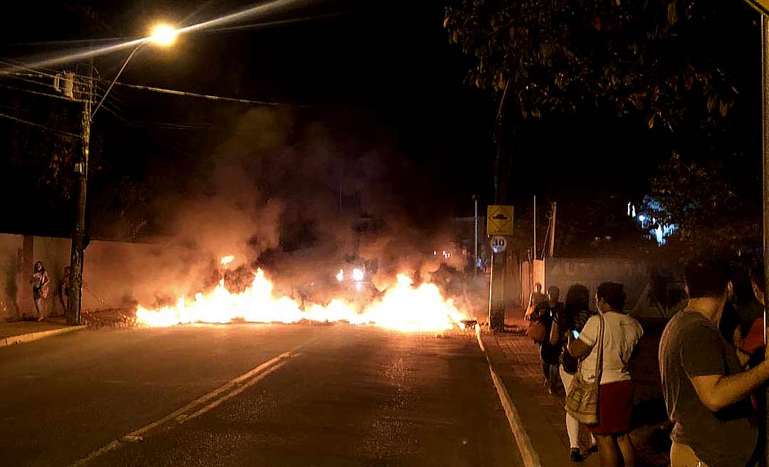 Em protesto contra prefeitura, moradores do Edson Cadaxo ateiam fogo em pneus e fecham Estrada do São Francisco em Rio Branco