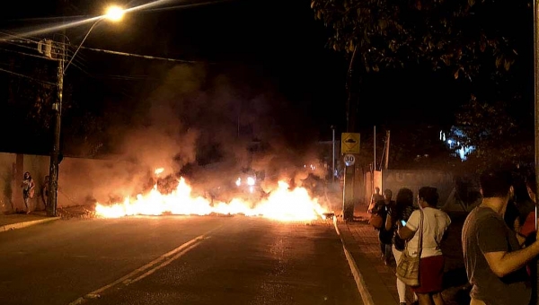 Em protesto contra prefeitura, moradores do Edson Cadaxo ateiam fogo em pneus e fecham Estrada do São Francisco em Rio Branco