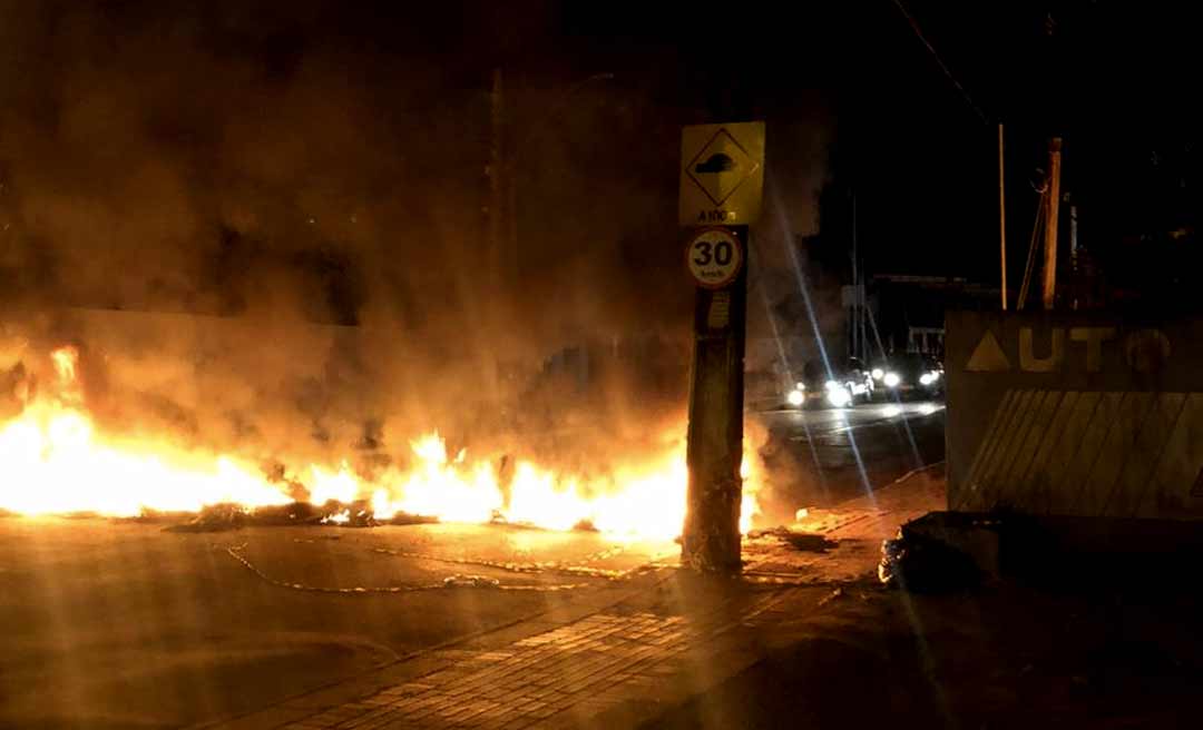 Bombeiros apagam fogo em pneus para liberar Estrada do São Francisco após protesto de moradores