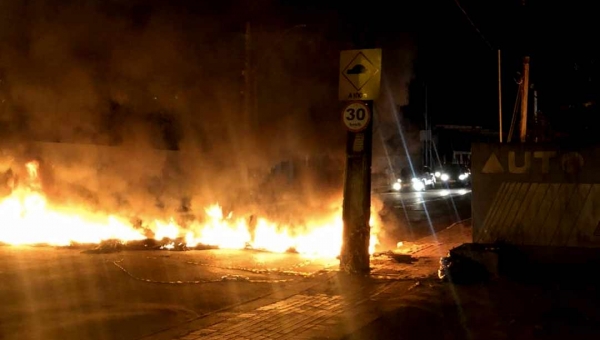 Bombeiros apagam fogo em pneus para liberar Estrada do São Francisco após protesto de moradores