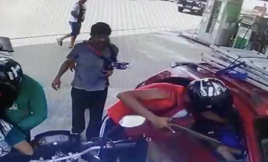 Bandidos assaltam cliente e frentista no posto Triângulo, em Rio Branco; veja vídeo