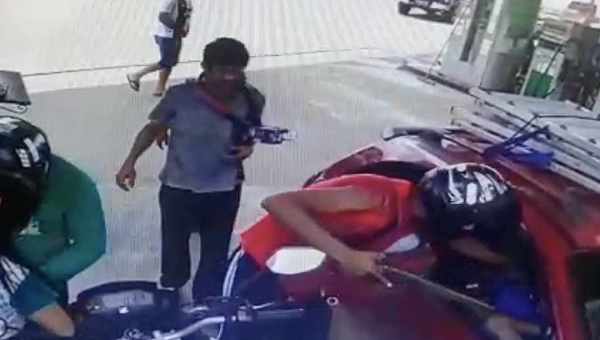 Bandidos assaltam cliente e frentista no posto Triângulo, em Rio Branco; veja vídeo