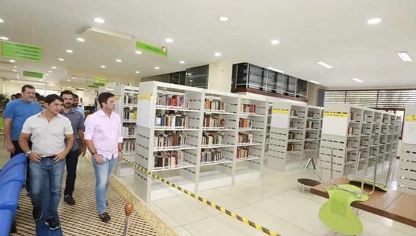 Gladson vistoria reforma da Biblioteca Pública e garante entrega no Dia do Professor