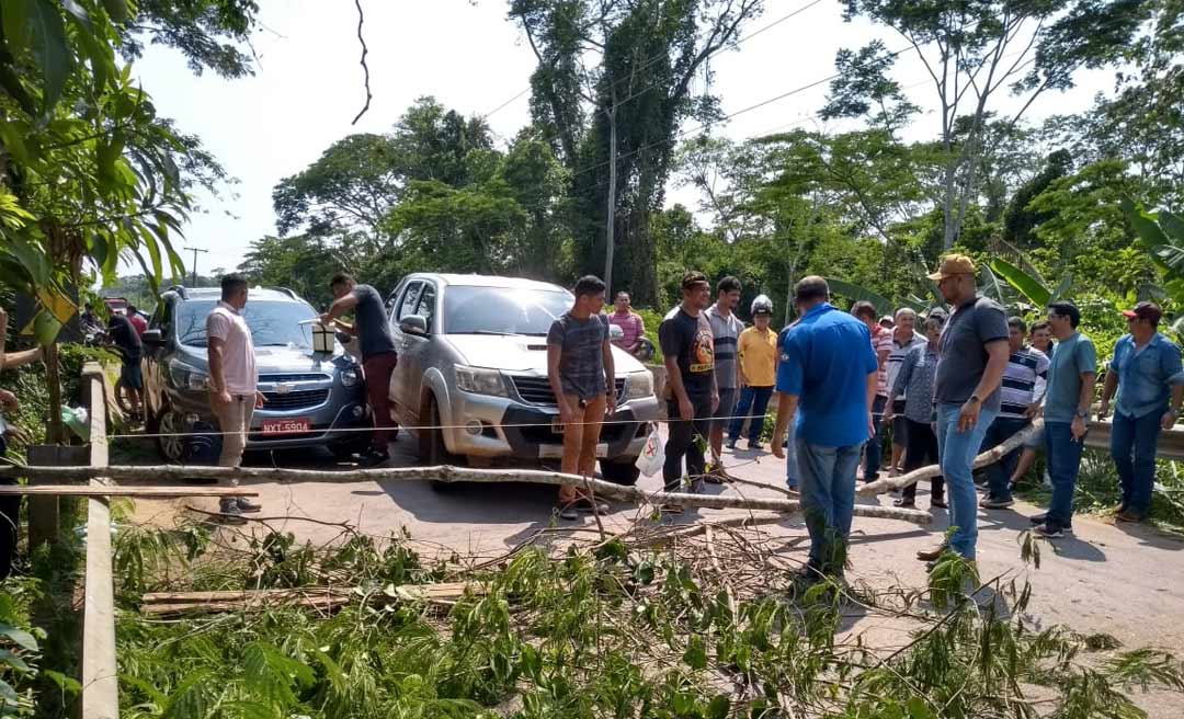 Estrada de Porto Acre é fechada por manifestantes em protesto contra buraqueira